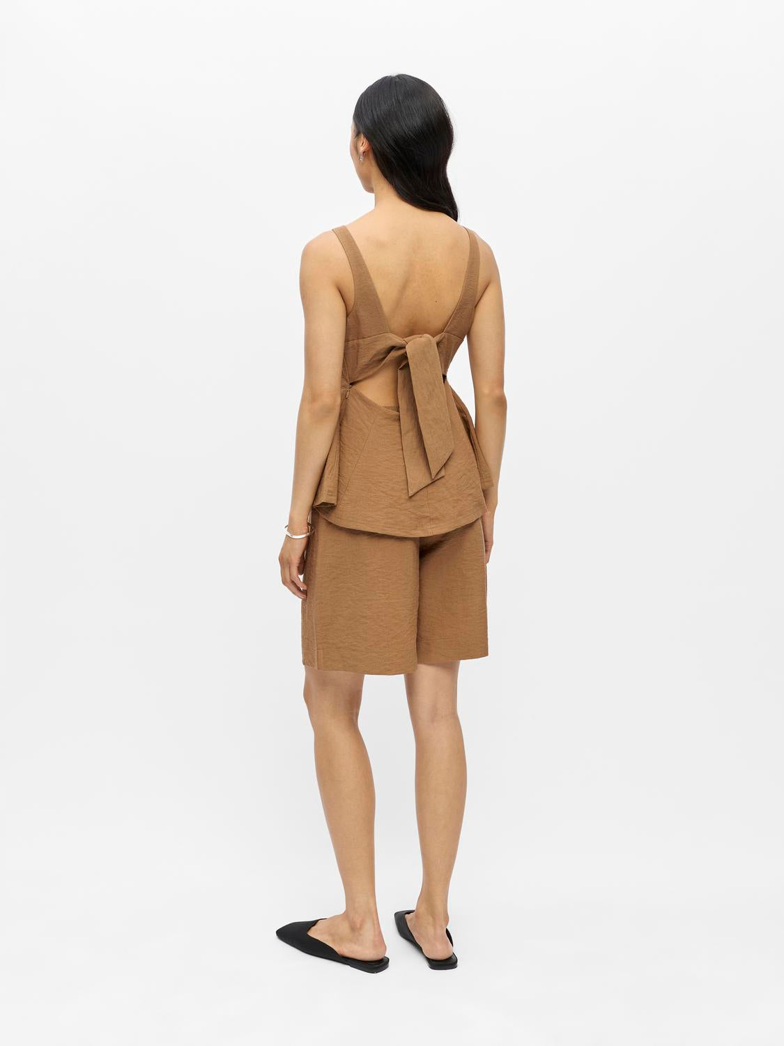 model_shot-back